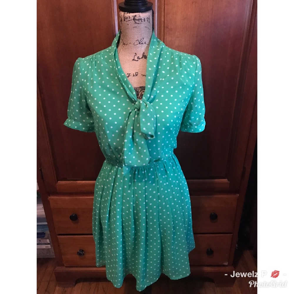 💚Forever 21 Green Polka Dot Tie-Neck Dress • XS • Vintage-Inspired Skater Style💚